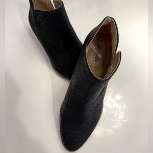 LIFE STRIDE black booties size 8 1/2 W man made materials suede like feel & look